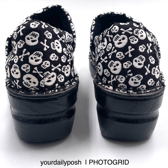Born b.o.c. skulls and crossbones black and white fabric clogs US 8.5M - Picture 6 of 13